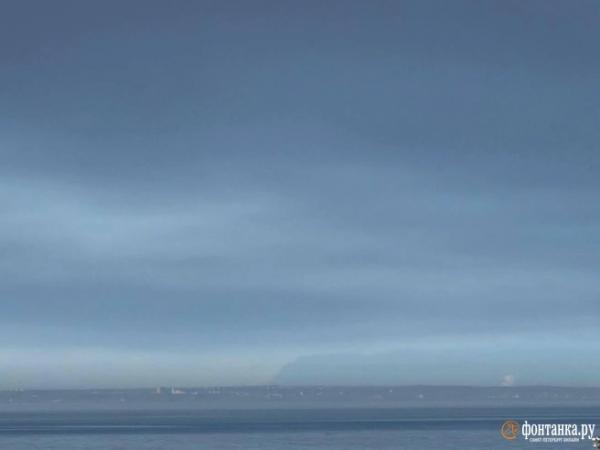 Над Петербургом второй день странный дым. Что происходит?