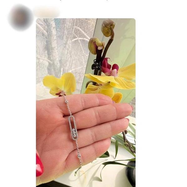 Букет с вантузом. Женщины показали подарки на 8 Марта в соцсетях