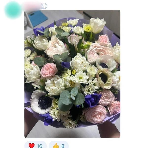 Букет с вантузом. Женщины показали подарки на 8 Марта в соцсетях