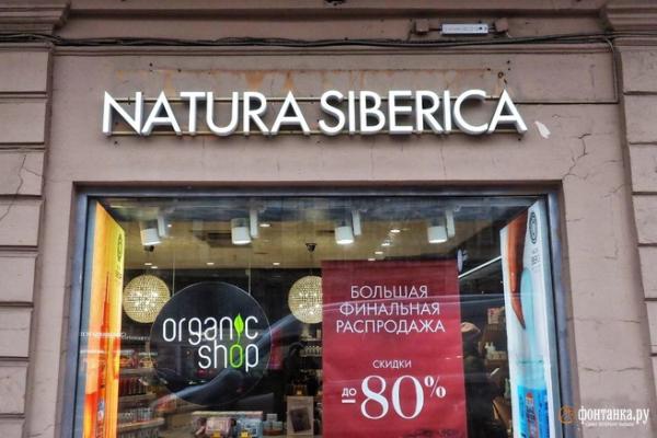 Иностранные вывески запретили, но они никуда не делись. &laquo;Фонтанка&raquo; выяснила почему