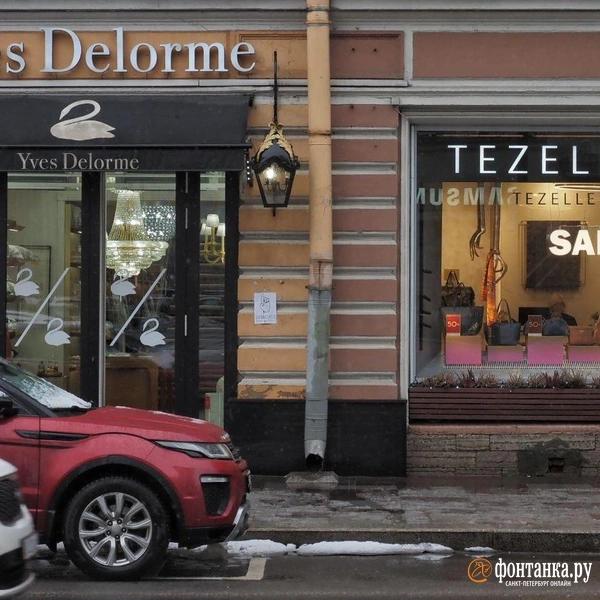 Иностранные вывески запретили, но они никуда не делись. &laquo;Фонтанка&raquo; выяснила почему