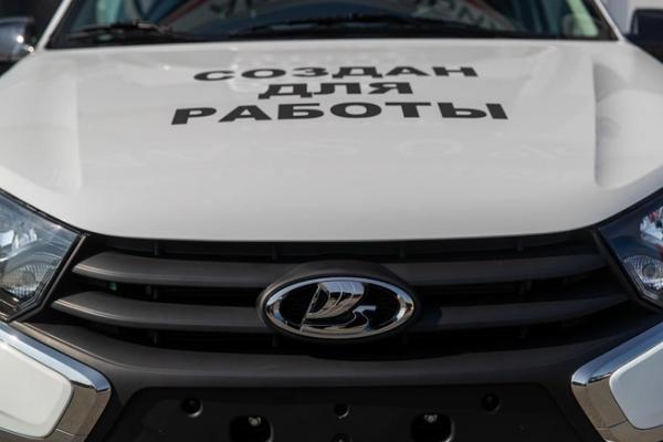 Казне &mdash; &laquo;Ладу&raquo;, себе &mdash; Hongqi. Как за пять лет госавтопарк ушел от корейских машин к &laquo;китайскому Роллс-Ройсу&raquo;