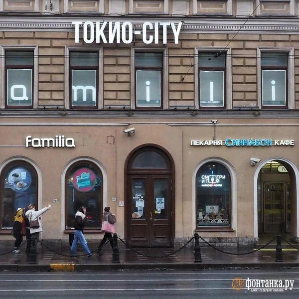 Иностранные вывески запретили, но они никуда не делись. &laquo;Фонтанка&raquo; выяснила почему