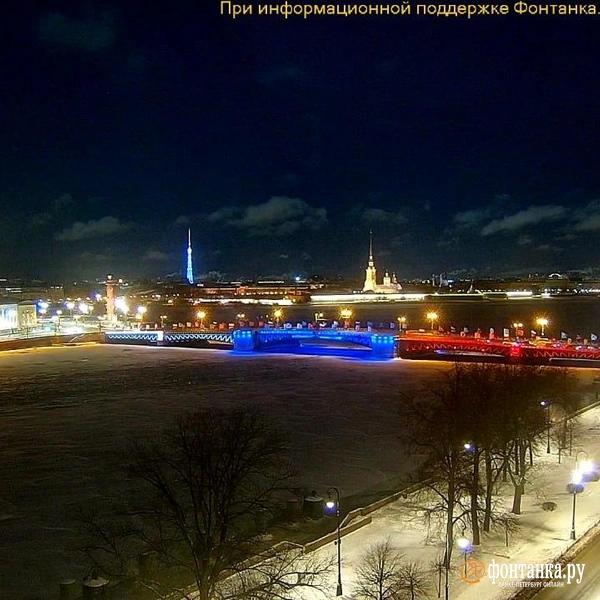 К Дню защитника Отечества &laquo;Аврору&raquo; украсили флагами, а Дворцовый мост озарил триколор