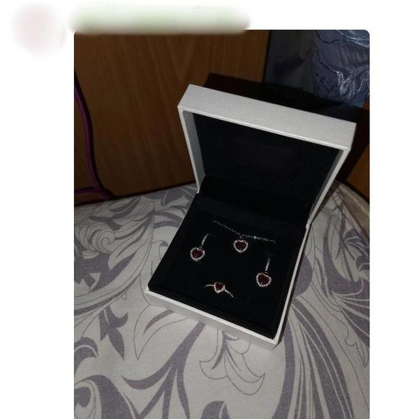 Букет с вантузом. Женщины показали подарки на 8 Марта в соцсетях