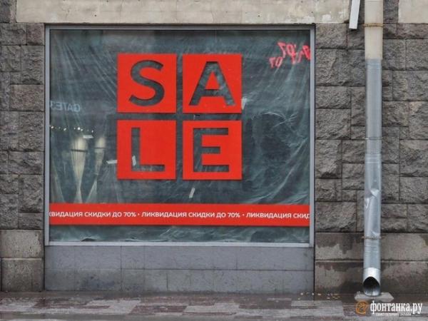 Иностранные вывески запретили, но они никуда не делись. &laquo;Фонтанка&raquo; выяснила почему