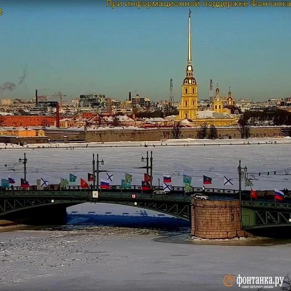 К Дню защитника Отечества &laquo;Аврору&raquo; украсили флагами, а Дворцовый мост озарил триколор