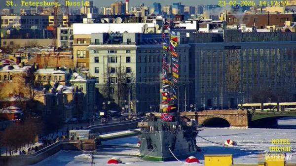 К Дню защитника Отечества &laquo;Аврору&raquo; украсили флагами, а Дворцовый мост озарил триколор