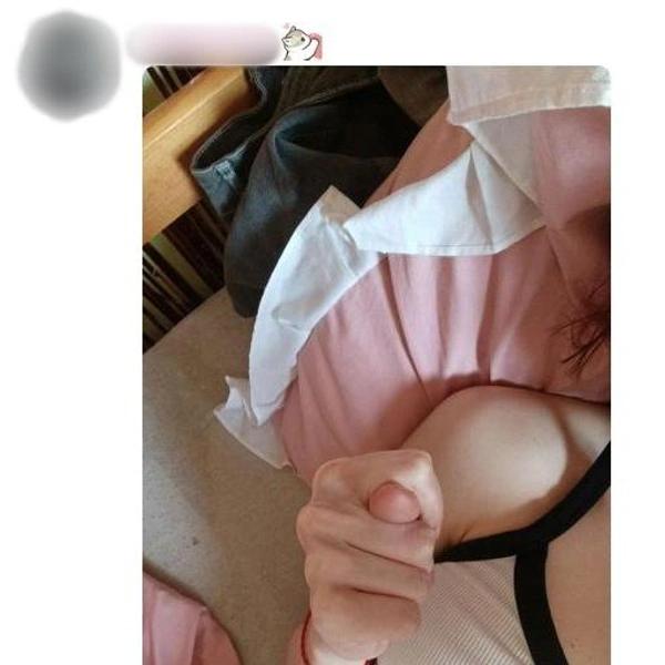 Букет с вантузом. Женщины показали подарки на 8 Марта в соцсетях