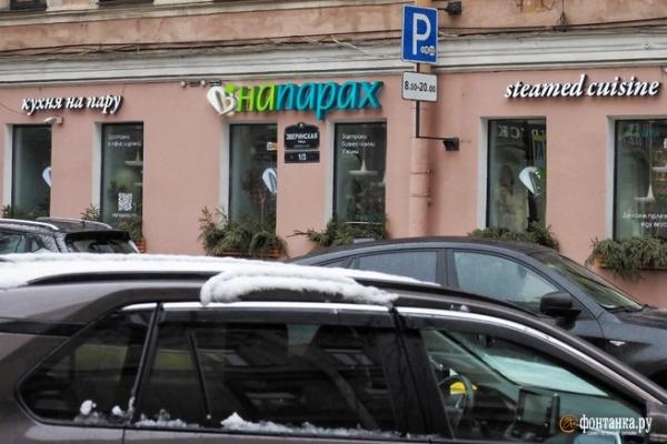 Иностранные вывески запретили, но они никуда не делись. &laquo;Фонтанка&raquo; выяснила почему