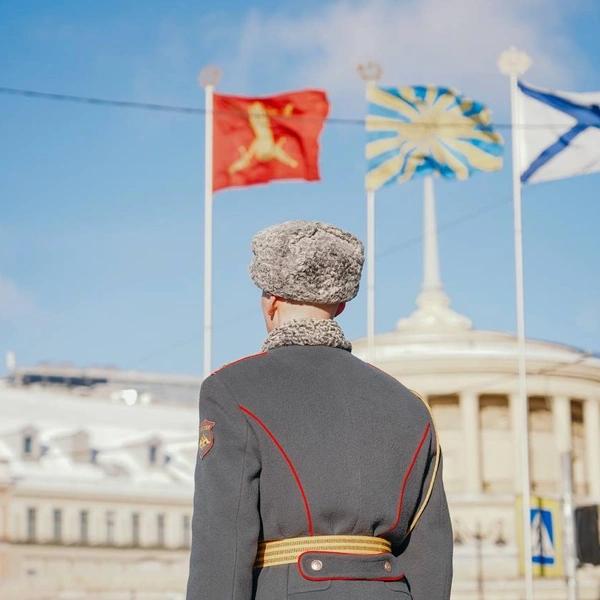 К Дню защитника Отечества &laquo;Аврору&raquo; украсили флагами, а Дворцовый мост озарил триколор