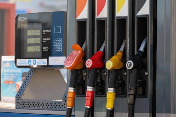 Чудеса: нефть дорожает, а бензин в Петербурге &mdash; почти нет