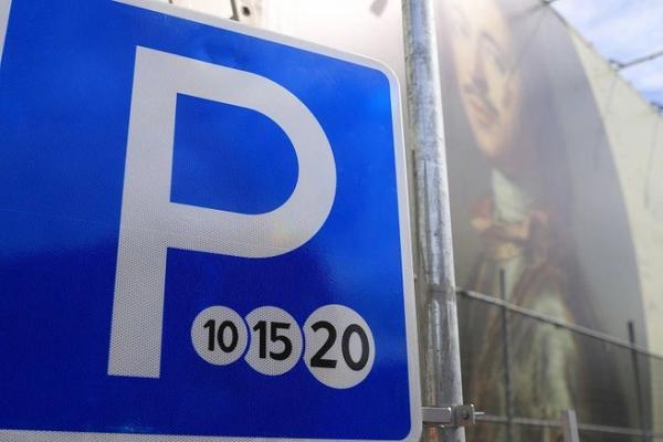 Работа над ошибками. Смольный позволит себе и водителям исправить проблемы с оплатой парковки