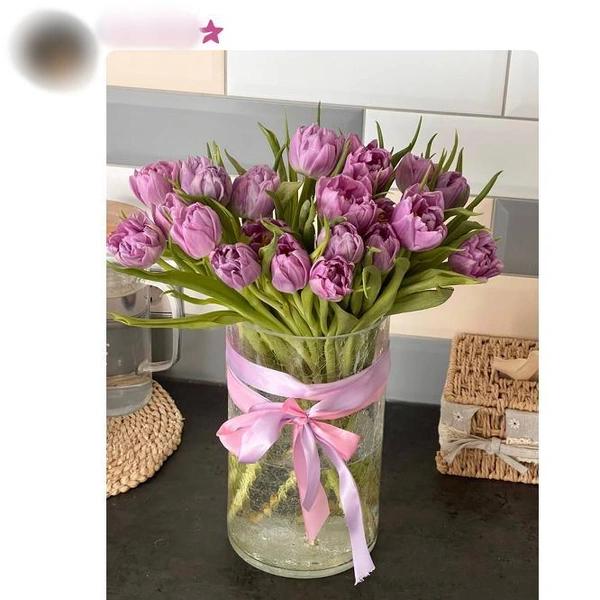 Букет с вантузом. Женщины показали подарки на 8 Марта в соцсетях