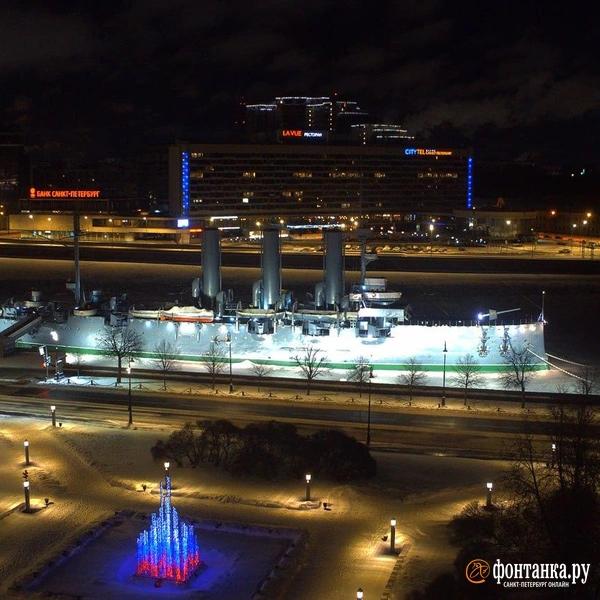 К Дню защитника Отечества &laquo;Аврору&raquo; украсили флагами, а Дворцовый мост озарил триколор