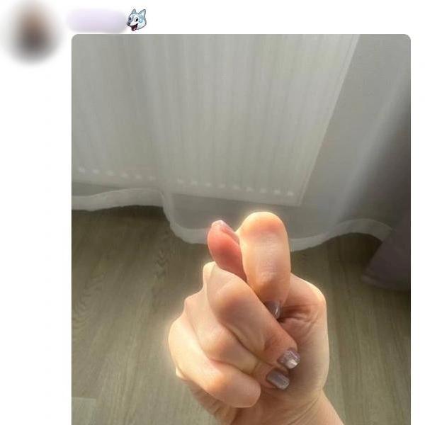 Букет с вантузом. Женщины показали подарки на 8 Марта в соцсетях